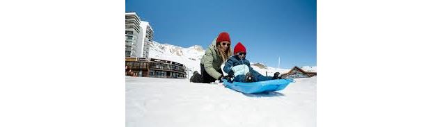 Une mère et son enfant au départ de la piste de luge du Lac - Droit réservé