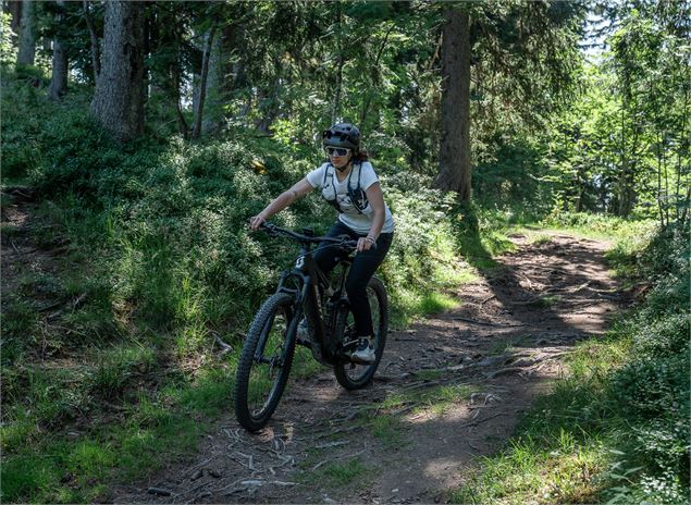femme en VTT dans la forêt - OT Combloux_Marine Martin