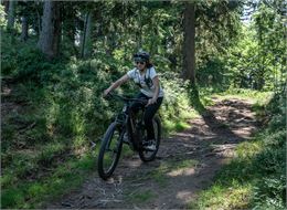 femme en VTT dans la forêt - OT Combloux_Marine Martin