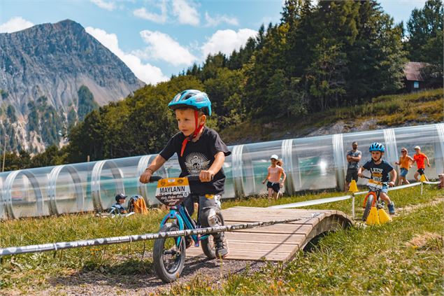 Deux enfants en draisienne, au mini bike park du Corbier - Office de Tourisme Le Corbier