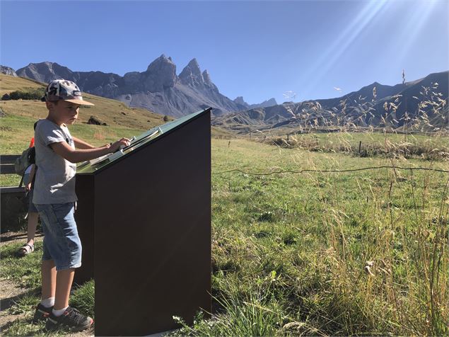 Enfant jouant sur le Sentier des alpages - OTICoeurdemaurienne