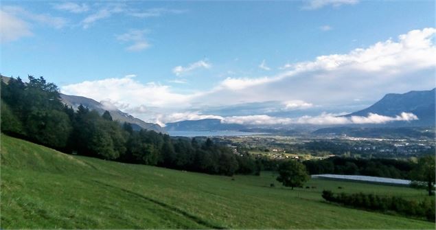 Vue sur Chambéry et le Lac du Bourget pendant l'ascension - Agate