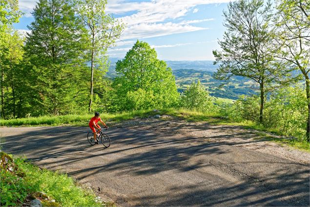 Ascension au dessus de St Paul sur Yenne - © Explore Savoie - Anglade