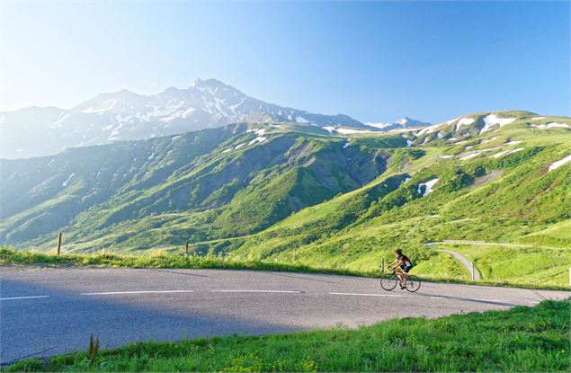 Ascension et vue sur la Lauzière - © Savoie Mont Blanc - Anglade