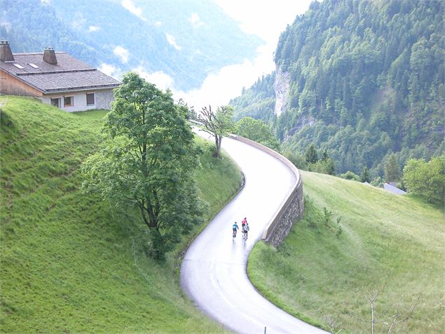 Montée du Col des Aravis - Office de Tourisme du Val d'Arly