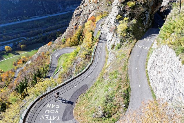 Dans l'ascension des lacets de Montvernier - © Savoie Mont Blanc - Anglade