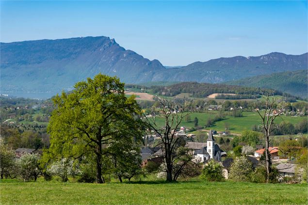 Vue sur St Offenge et la dent du Chat - © Savoie Mont Blanc - Lansard