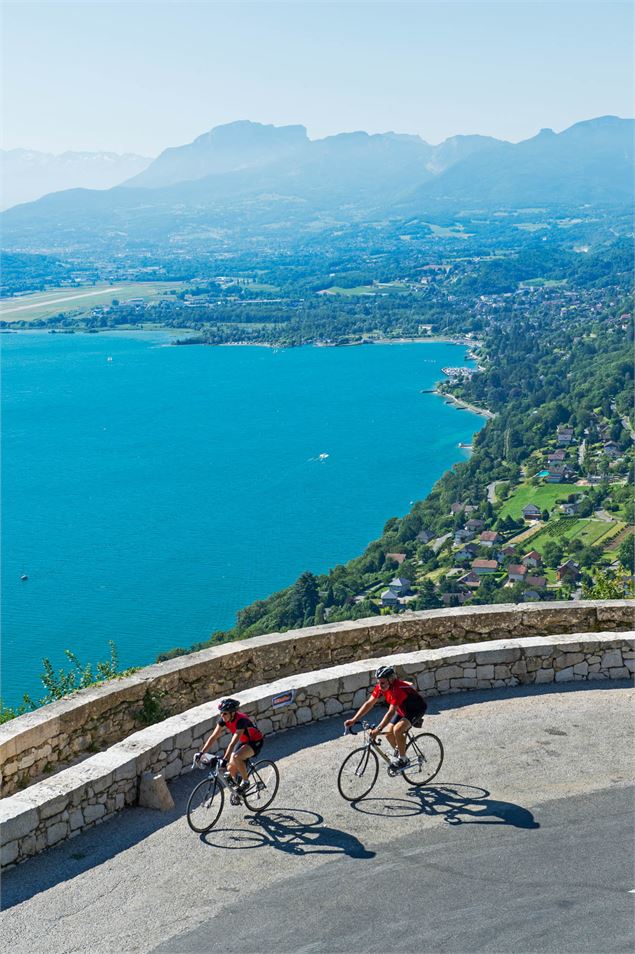 Vue su le lac pendant l'ascension du Col du Chat - © Explore Savoie - Lansard