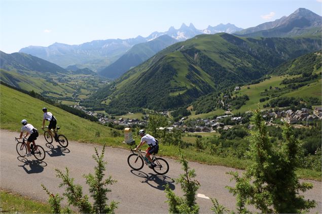 Cyclistes sur la route du Col de la Croix de Fer - © OT Saint Sorlin d'Arves - V Bellot-Mauroz