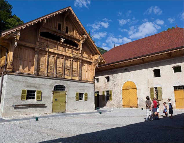 Ferme de Gy cour intérieure - Ferme de Gy