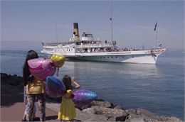 bateau et famille sur les quais