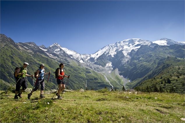 Sur le plateau du Truc, devant les Dômes de Miage - Gilles Lansard / Les Contamines Tourisme