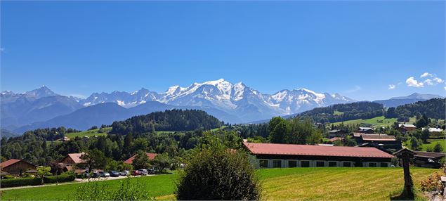 Vue sur le Mont-Blanc en descendant le chemin de la Scie - © Cordon Tourisme