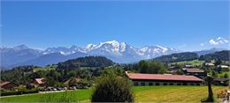 Vue sur le Mont-Blanc en descendant le chemin de la Scie - © Cordon Tourisme