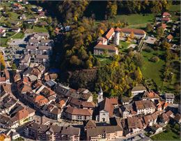 Vue aérienne du château de Faverges et du patrimoine urbain