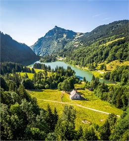 Vue aérienne du Lac et de la chapelle ST Bruno - OT Alpes du Léman - Prépare ta valise