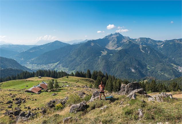 Vue sur l'alpage de Brion et le Roc d'Enfer - Yvan Tisseyre / OT Vallée d'Aulps