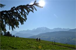 couple de randonneur avec Mont-Blanc en fond - OTCombloux_Renaud Nourry