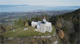 Vue drone sur la Chapelle, le Lac Léman et Thonon - Sixtine Voisin - OT Alpes du Léman