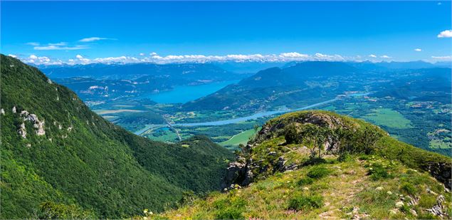 Vue sur le lac du Bourget, le Rhône et le massif des Belledonne depuis la Roche de Chanduraz - Maxim