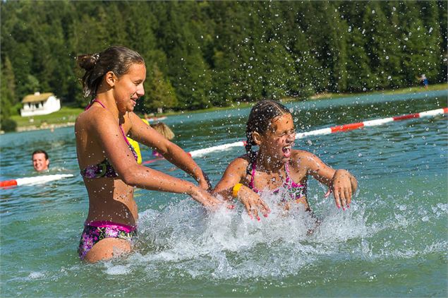 Baignade au lac Genin - Charix - TourismeHautBugey©2014_MarcChatelain