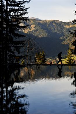 Promeneur au bord du lac - Gael Joncour