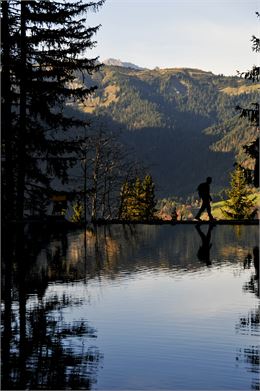 Promeneur au bord du lac - Gael Joncour