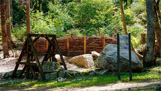 machine et canapé forestier à l'arrière plan - OT Combloux PaulBesson