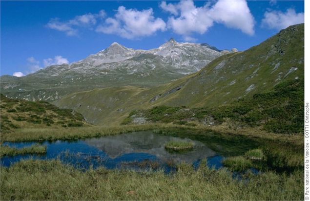 Tour de la vallaisonnay. Vue sur la Roche Noire (à g.) et la Pointe de la Vallai - ©  Parc national 