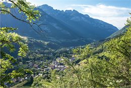 Vue sur le village du Biot et le Mont Billat - Yvan Tisseyre / OT Vallée d'Aulps