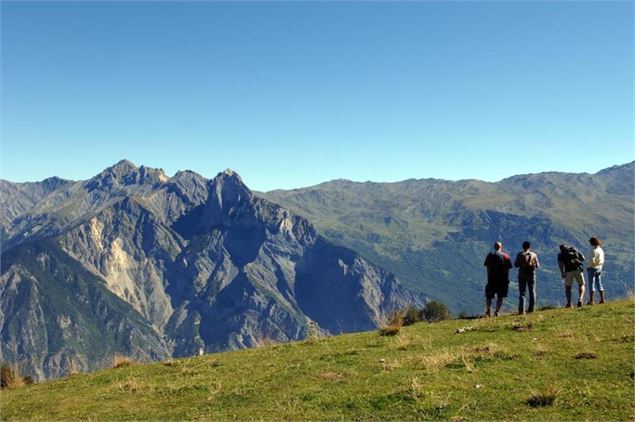 Vue sur La Croix des têtes depuis le sommet tsd Vinouve - OT Karellis