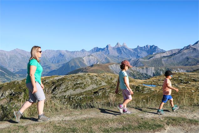 Famille en balade au Col de la Croix de Fer - © OT Saint Sorlin dArves - V Bellot-Mauroz