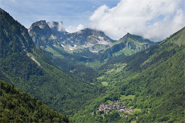 Village de Novel et ses montagnes - OTPEVA