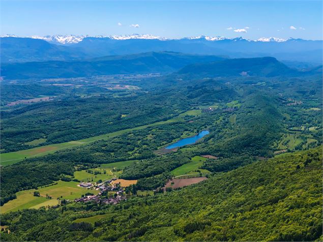 Vue depuis la Croix d'Innimond sur le lac d'Arboreaz, le sud du Bugey, le massif de la Chartreuse et