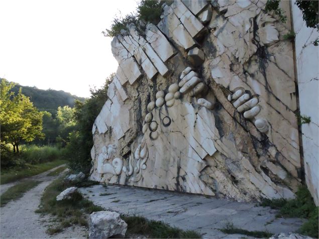 Roche sculptée au lac de Barterand - Office de tourisme Bugey Sud Grand Colombier