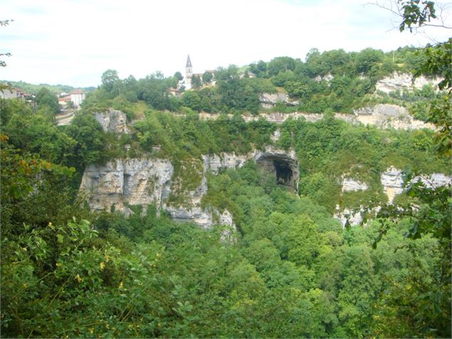 Reculée et grotte de Corveissiat, un site classé