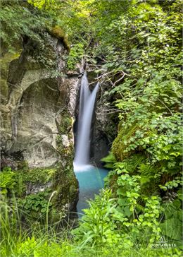 Cascade aux Contamines Montjoie dans la réserve naturelle