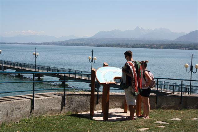 Table d'orientation : Les Préalpes chablaisiennes, le port des pêcheurs - P. Thiriet