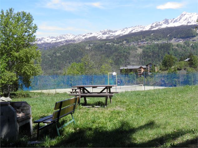 Terrain avec table de picnic et barbecue - OTMLP