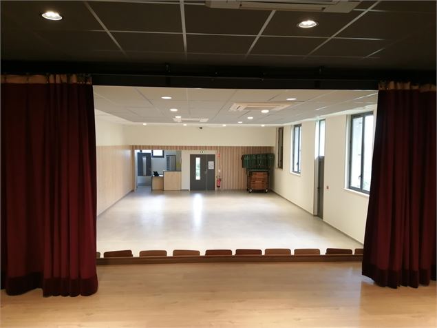 Vue de la salle depuis la scène - ©Mairie de Courmangoux