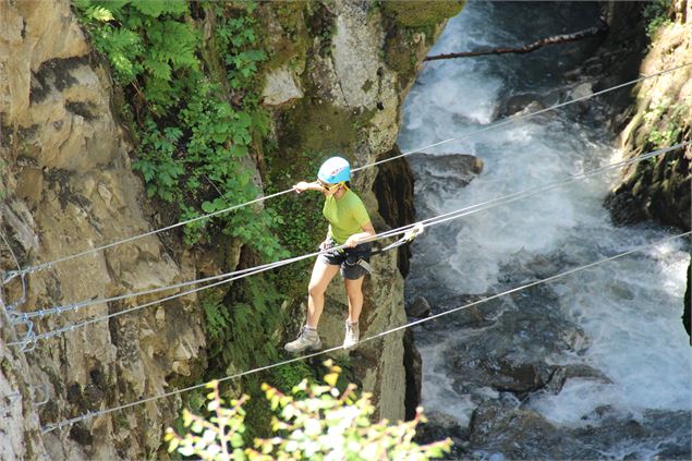 Pratiquant sur la via ferrata du Grand Vallon à Valfréjus - OZ/OT Valfréjus