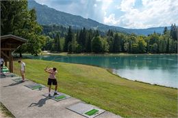 Practice de Golf sur eau et green - OT Samoëns / Christian Martelet