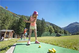 Le practice de golf du parc de loisirs du Pontet - Gilles Lansard / Les Contamines Tourisme