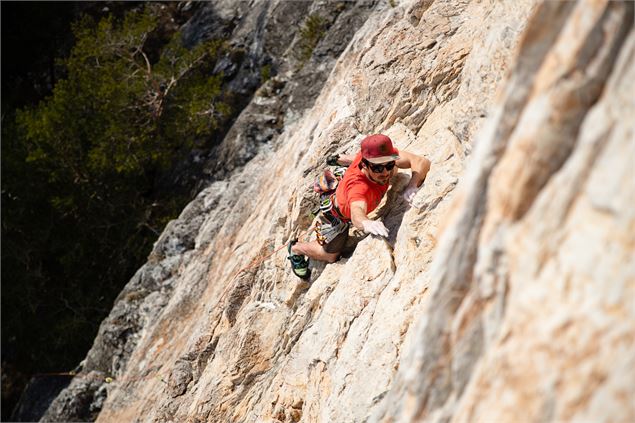 Grimpeur sur les voies dans les gorges de l'Arc - OTHMV/Y.Bellissand