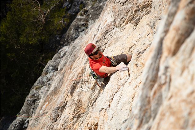 Grimpeur sur la falaise du Caveau à Aussois - OTHMV/Y.Bellissand