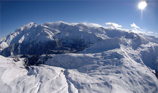 Le domaine skiable des Contamines vu du ciel, et le panorama sur la chaine du Mont-Blanc - JP Noisil