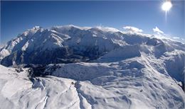 Le domaine skiable des Contamines vu du ciel, et le panorama sur la chaine du Mont-Blanc - JP Noisil