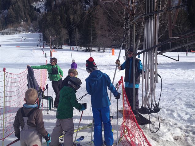 skieurs qui prennent le téléski aux Chosalets - Domaine des Chosalets