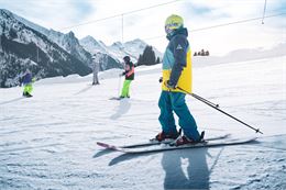 Skieurs sur le domaine skiable de Manigod - Pierre Guilbaud