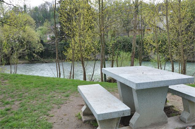 Table de pique-nique au bord du Guiers Pont de Beauvoisin - OT Val Guiers